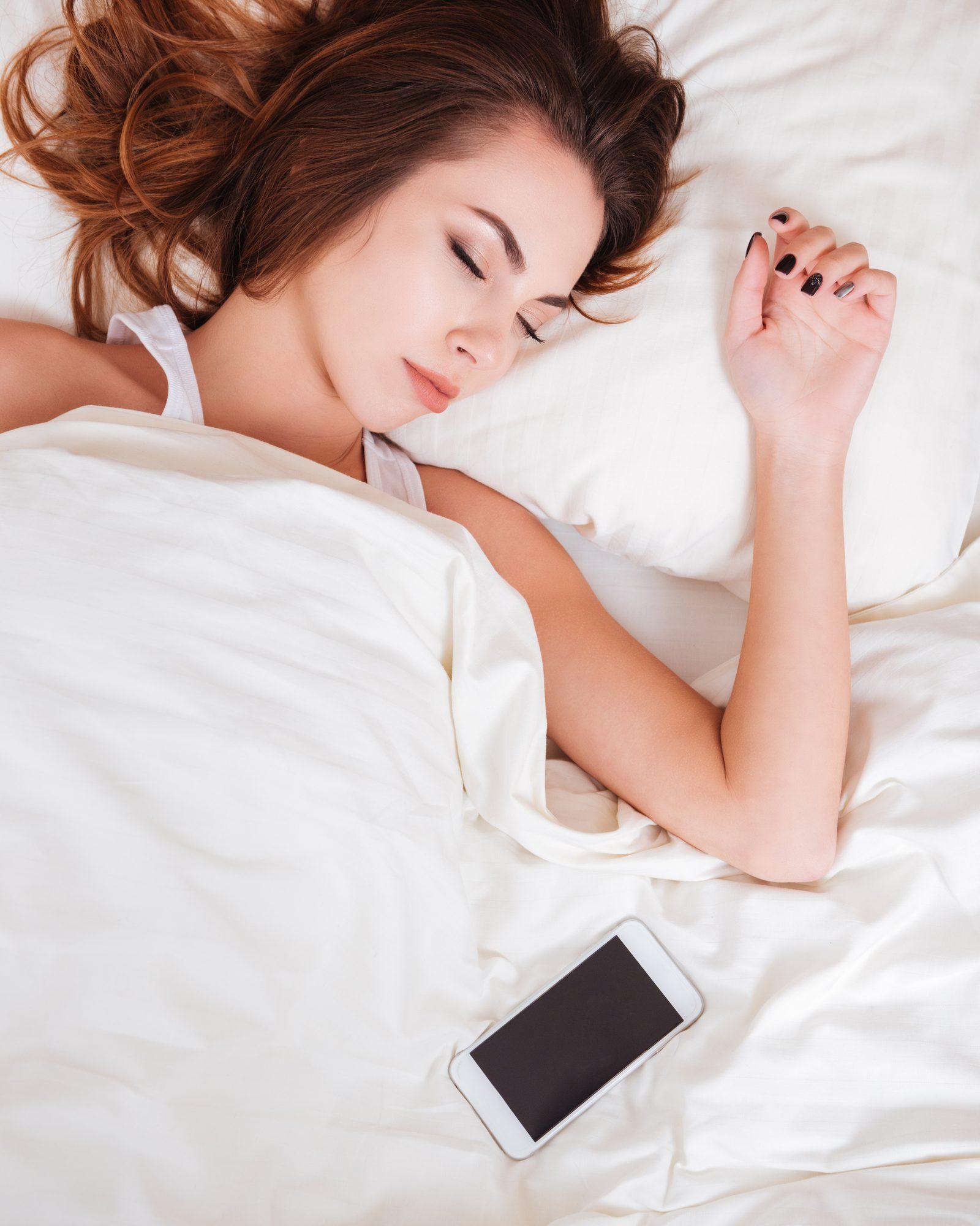 Screen Time Before Bed Disrupts Sleep, Geneva Researchers Confirm